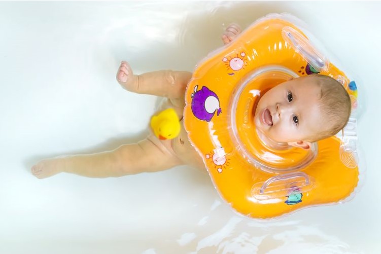 Conseils pour jouer avec des bébés dans les piscines