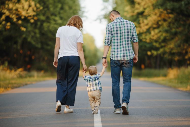 Trucs et conseils aux parents sur les sorties quotidiennes avec les enfants